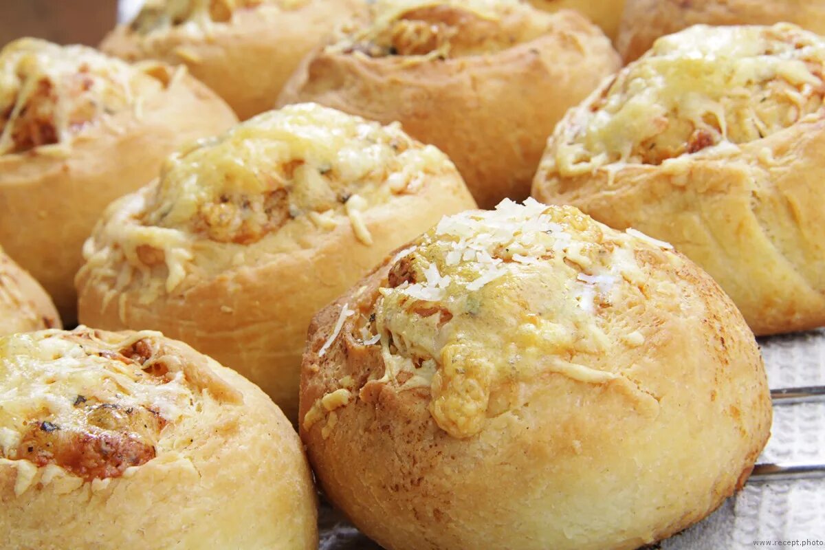 пирог улитка из дрожжевого теста. куриный пирог в духовке. слойки с курицей. выпечка из дрожжевого теста с мясом. пироги с фаршем.