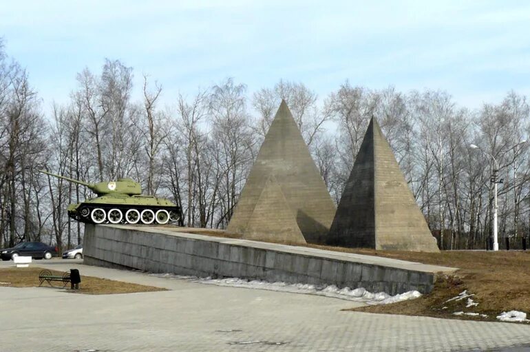 Памятник в поселке снегири. Мемориальный комплекс рубеж славы. Мемориал рубеж Ленино-Снегиревский. Рубеж славы Волоколамское шоссе. Снегири мемориальный комплекс рубеж славы.