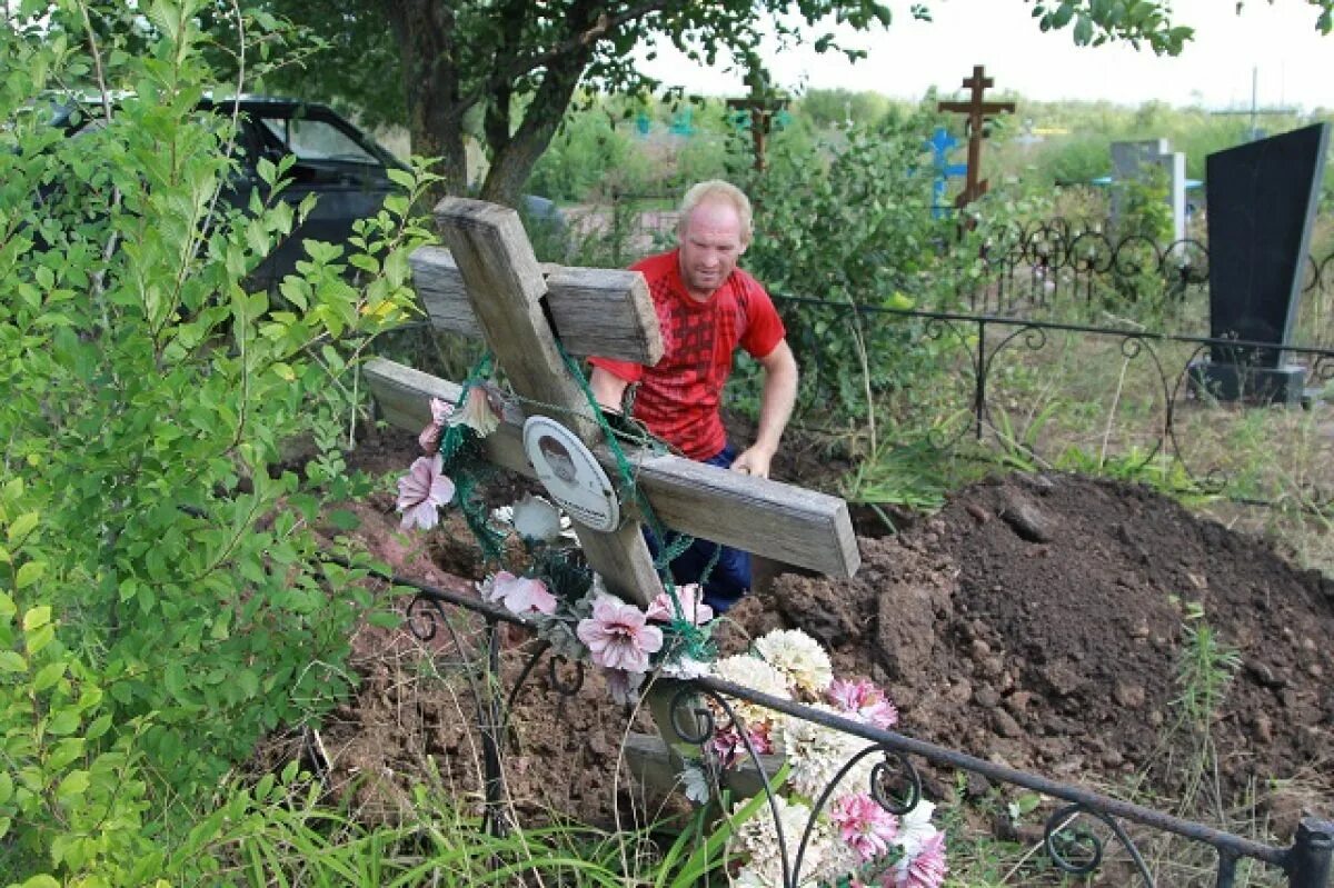 Можно ли захоронить в могилу родственника