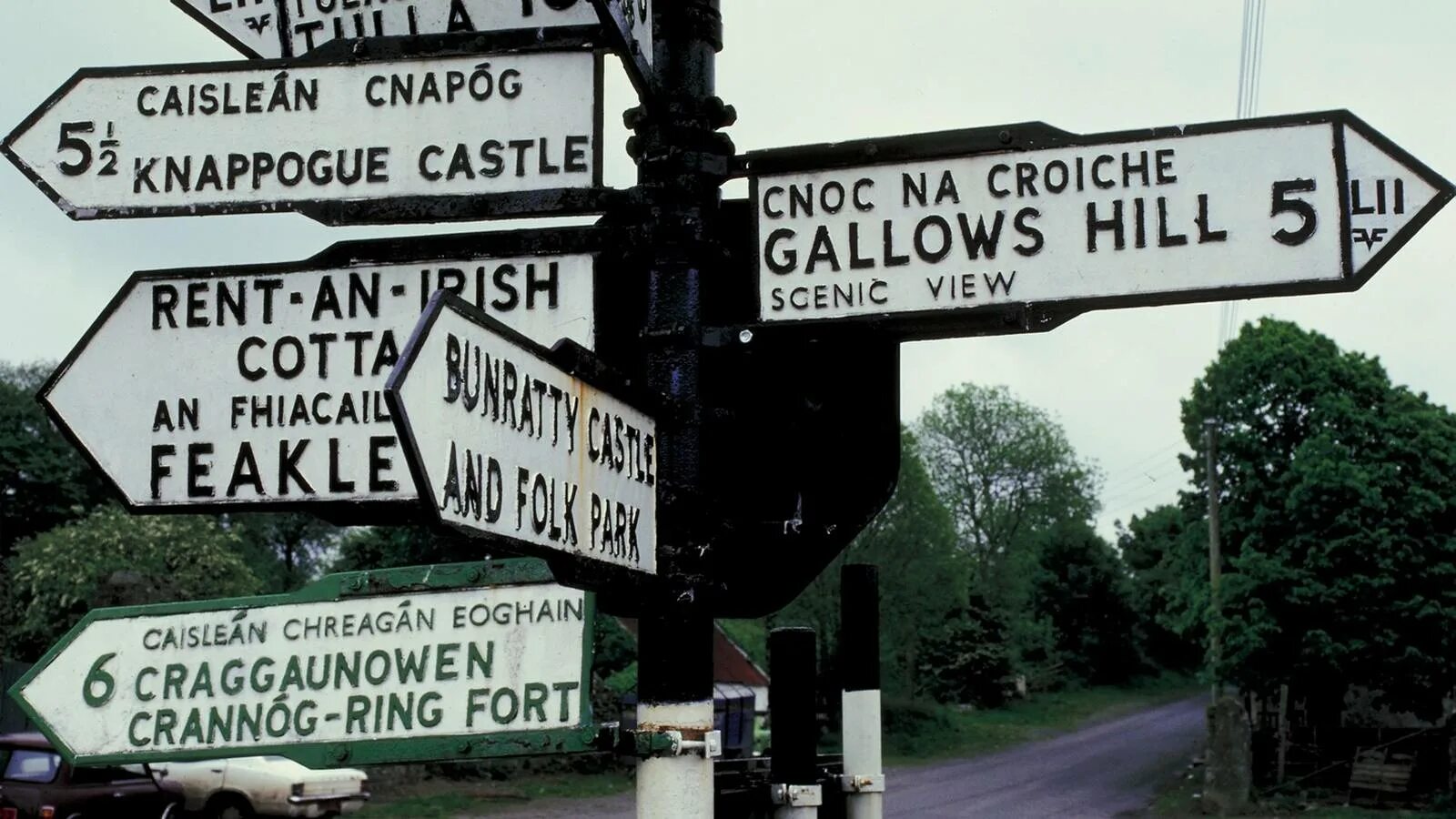 Указатели на английском. Дорожные указатели на английском. Указатель на английском. Указатель на тропинке. Иностранные языки картинки.