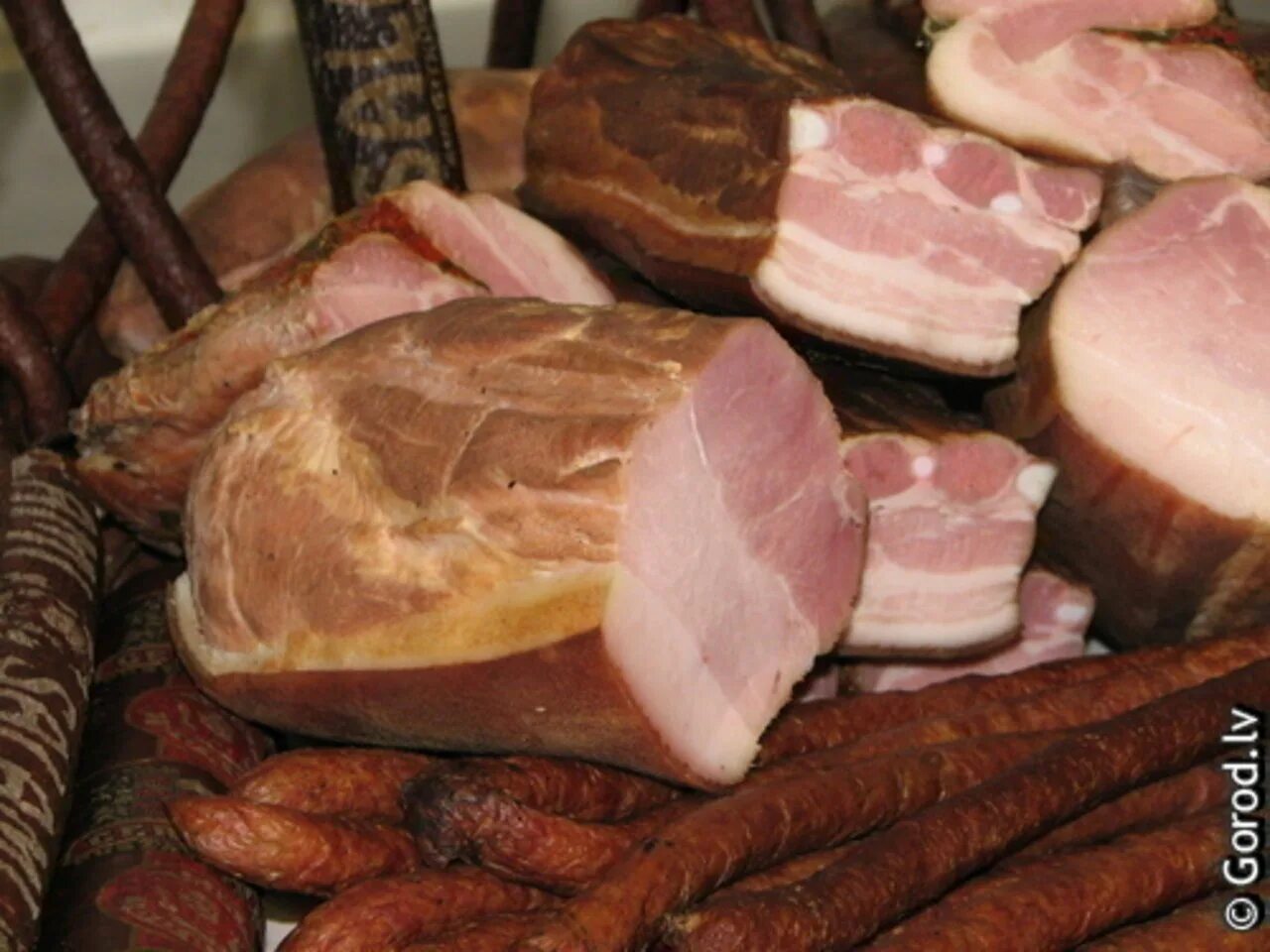 Мясные копчености. Промышленные товары копченое мясо обреченно молчали. Красивые картинки копченой продукции. Копченое мясо. Коптилчение мясной продукции.