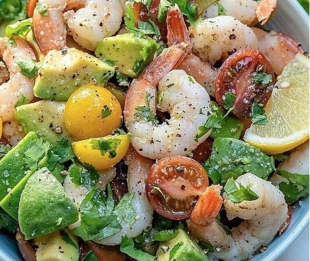Салаты с креветками простые и вкусные на праздничный стол. Итальянский салат с креветками. Салат айсберг с креветками. Салат с креветками простой и вкусный. Салатик «весенняя креветка».