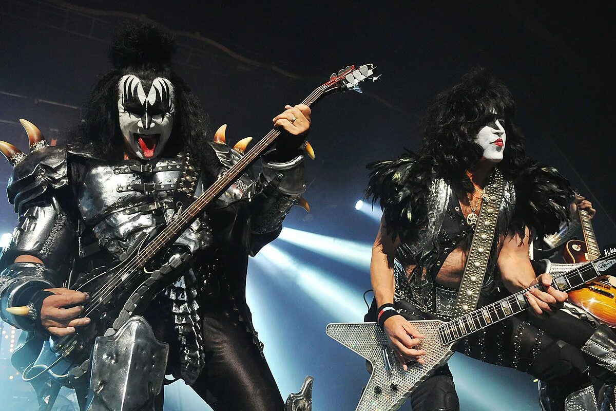 Ай вона кисс. Группа kiss. Фигурки кисс группа. Группа кисс 1973. Kiss band 1973.