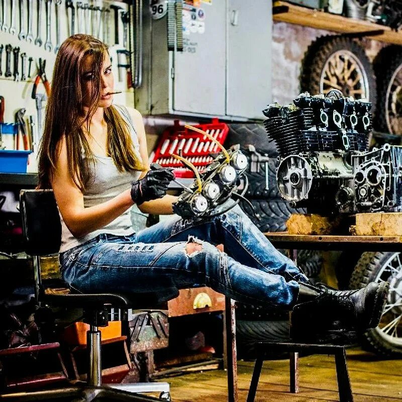 Чинит мотоцикл. Авто мото механика. Мотосервис. Авто мото механика. Гараж для мотоцикла.