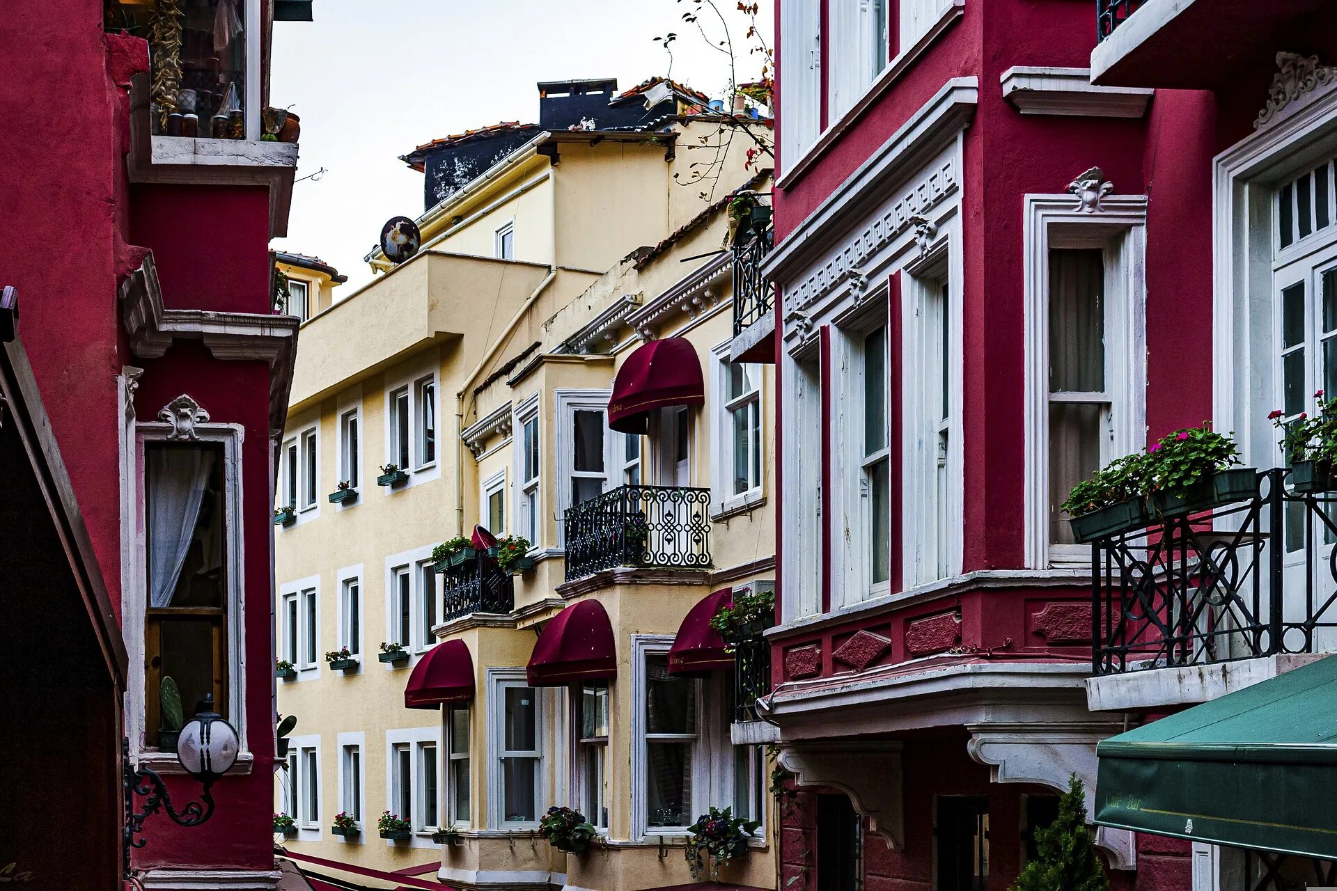 Француз улица. Бейоглу район в Стамбуле. Улицы Бейоглу в Стамбуле. Французская улица в Стамбуле. Стамбул Турция улочки кафе.