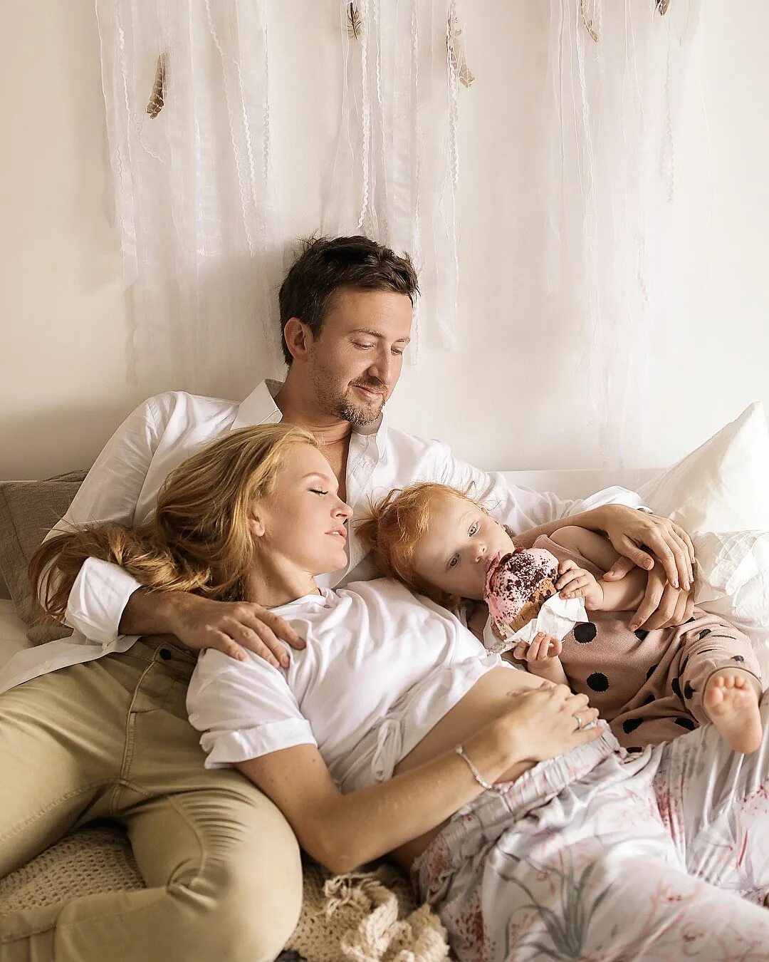 фотосессия с новорожденным ребенком и мамой. семья с дочкой со спины. мальчик и девочка на море. любовь родителей. он она и дети.