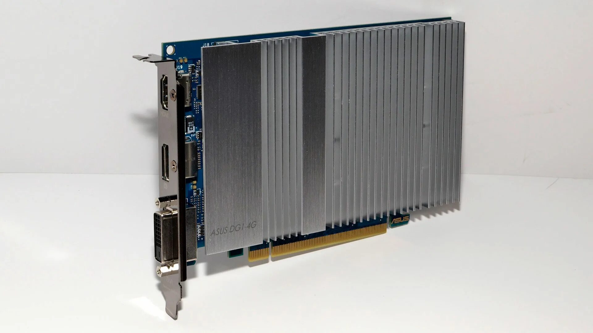 Видеоадаптер intel. Intel xe dg1. видеокарта iris xe graphics. intel iris xe dg1. видеокарта intel дискретная.