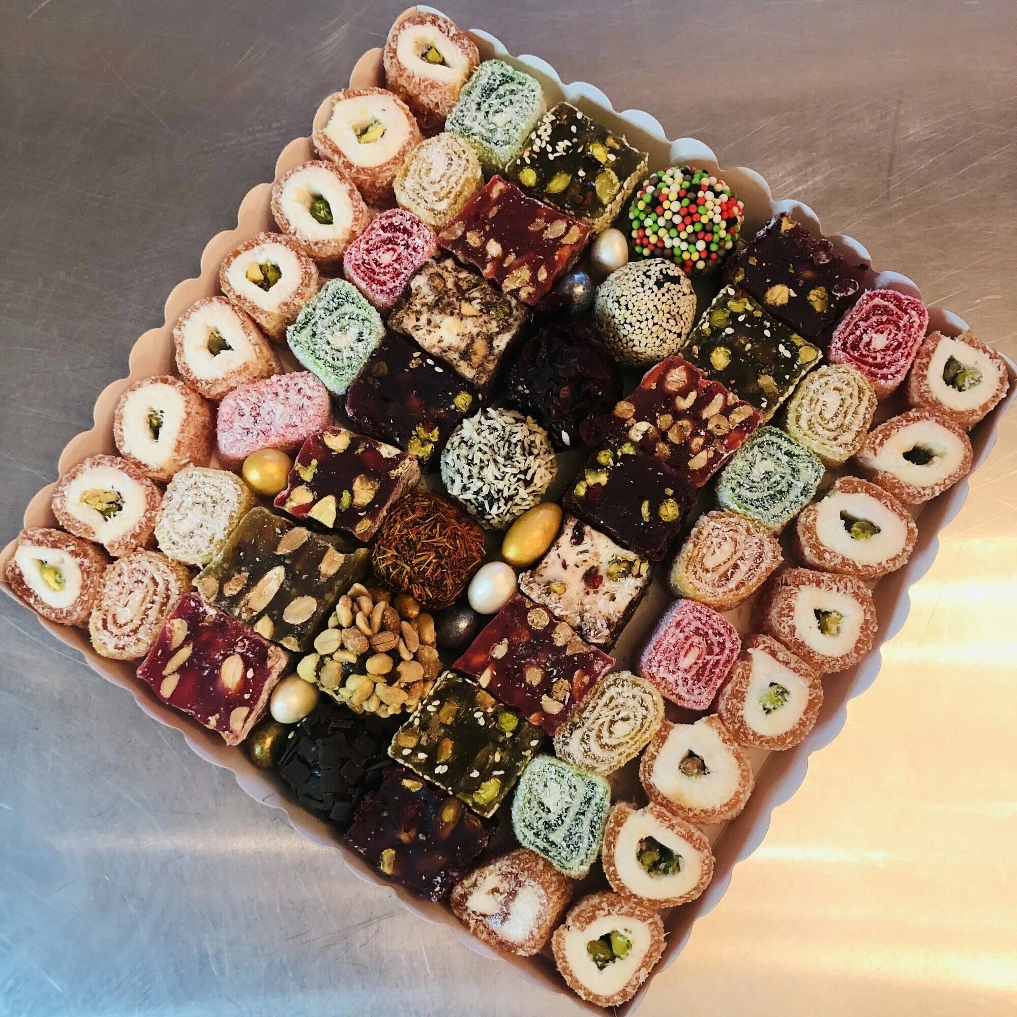 наборы восточных сладостей с орехами и сухофруктами. восточные сладости рахат-лукум. набор восточных сладостей. восточные сладости ассорти с арахисом. ассорти из восточных сладостей.