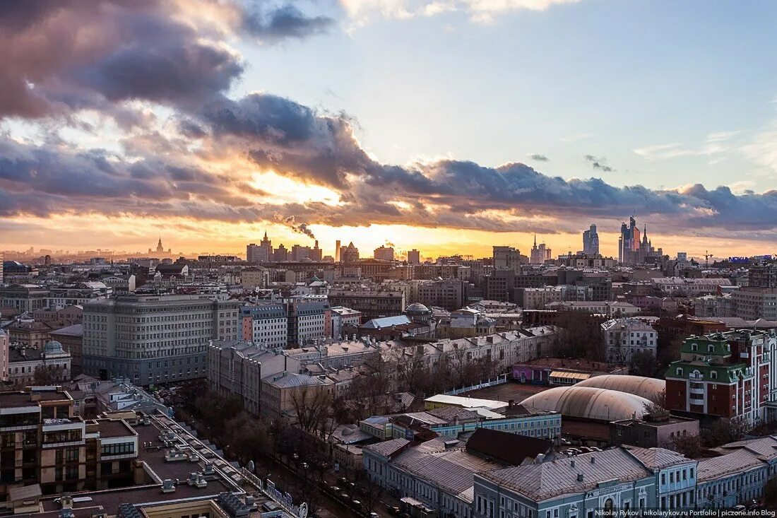 С крыши 2 купить. Панорама Москвы. Город с крыши. Крыши Москвы. Панорамный вид на город.