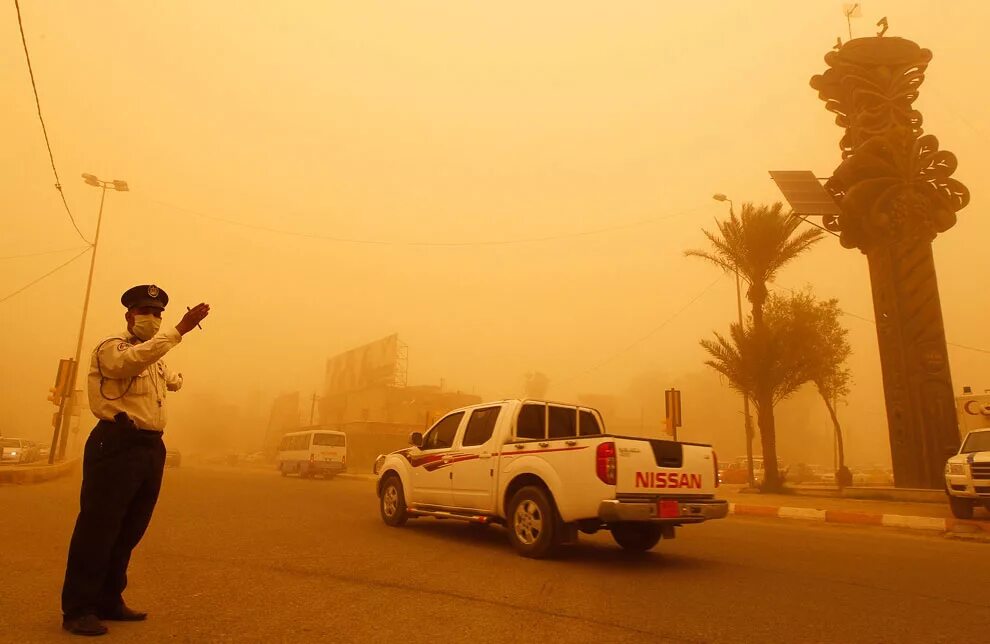 Бури человеческой жизни никак не. Песчаная буря в Ираке 27 апреля 2005 года.. Песчаная буря Багдад. Багдад пыльная буря.
