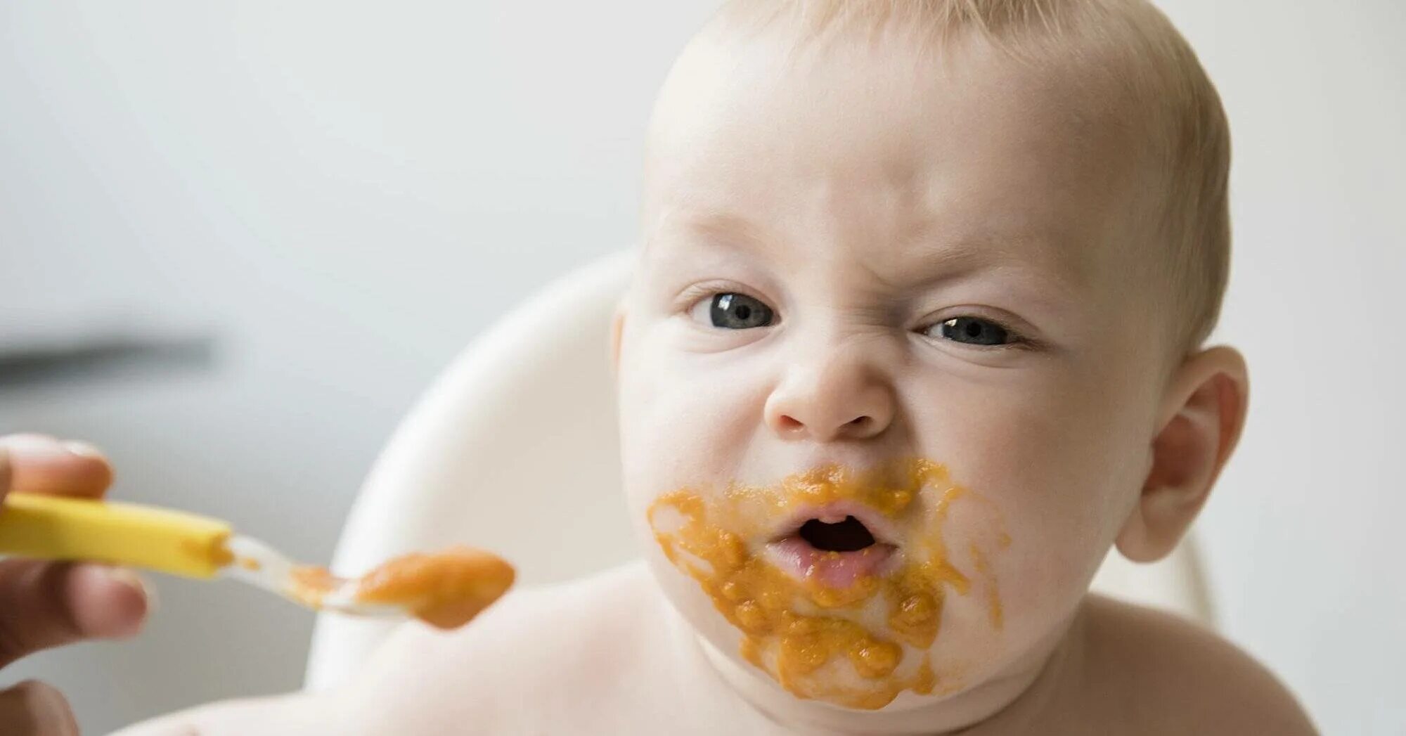 Ребенок кушает. Детский прикорм. Малыш ест. Маленький ребенок ест.