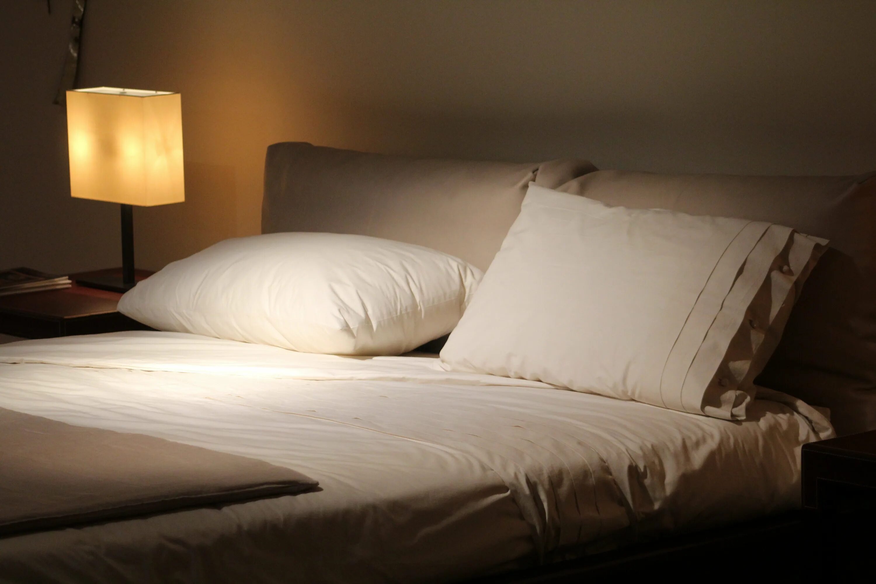 Пустая постель. Подушки на кровати. Кровать в спальню. Кровать ночью. Кровать фон.