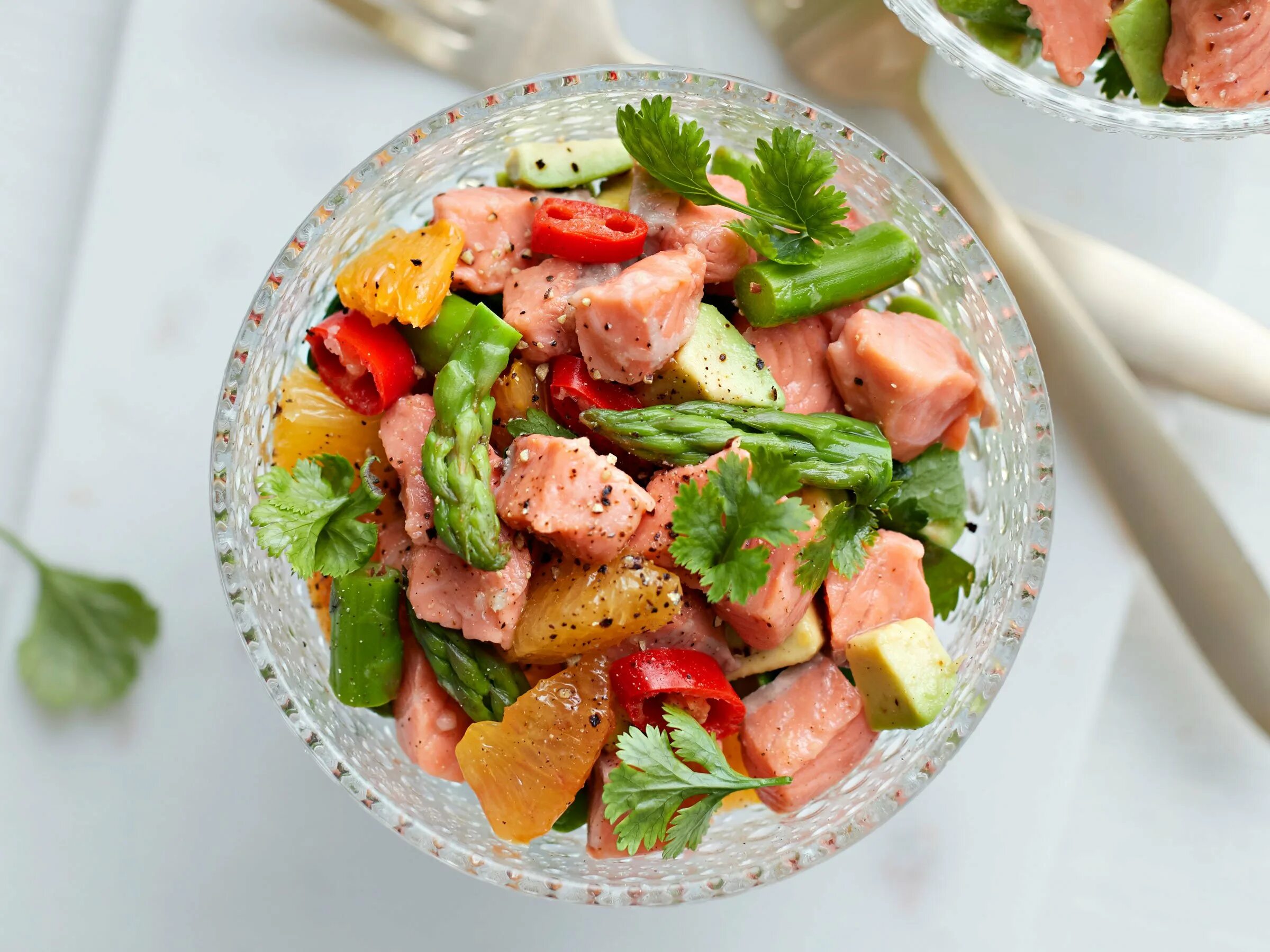 Горячий салат с лососем. Салат с лососем сверху. Теплый салат с семгой. Салат с подкопченной семгой. Горячий салат с лососем.