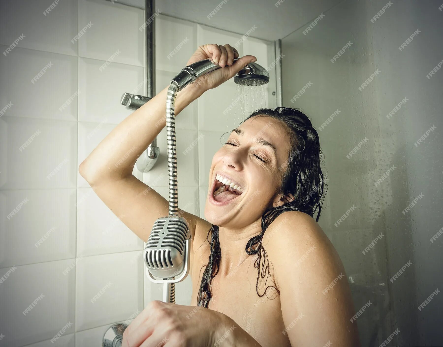Мужа женой моются в душе. Пение в душе. Петь в душе. Фотосессия с душем.