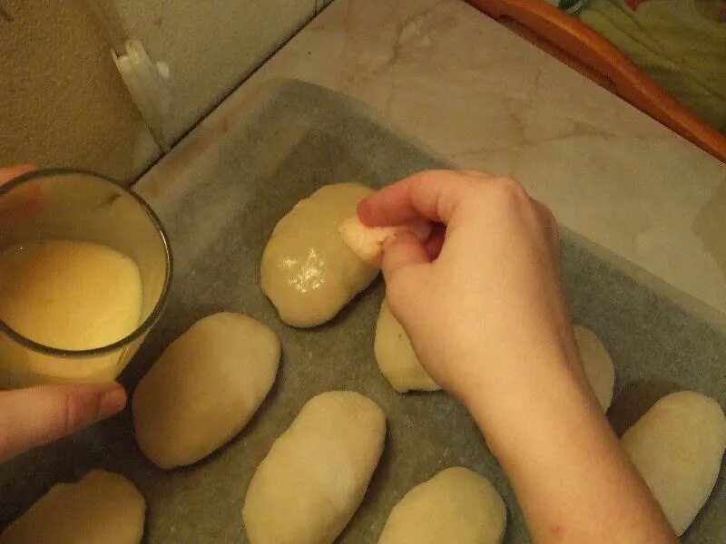 Чем смазывать булочки перед духовкой. Яйцо для смазывания выпечки. Смазать булочки. Булочки смазывают желтком. Смазать яйцом выпечку.