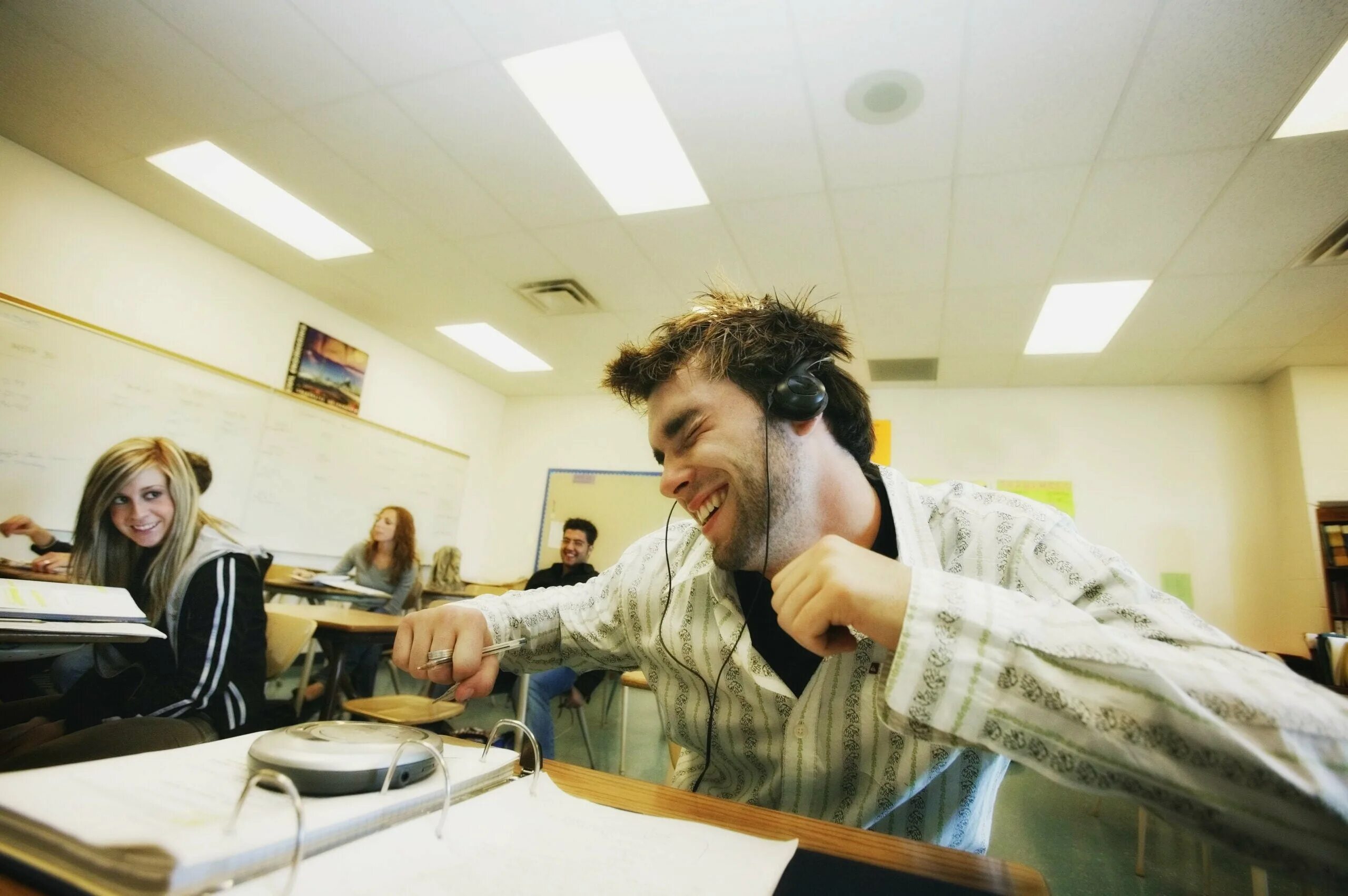 Are the students listening to music. Student listening to music. студент слушает музыку. students listening. студент слушает музыку на паре.
