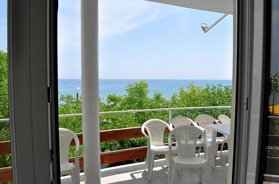 Феодосия причал гостиница. Крым приморский отель причал приморский. Крым феодосия поселок приморский отель причал приморский. Приморский крым гостиница причал. Причал приморском.