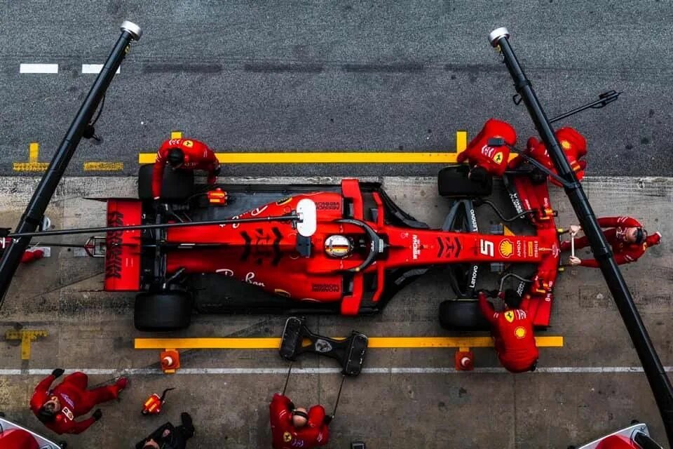 Техники формулы 1. Ferrari f154. Феррари пит стоп. Болид f1 сверху. Formula 1 Ferrari sf90 вид спереди.