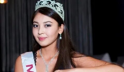 Сексуалды фигура пирсинг брюнетка