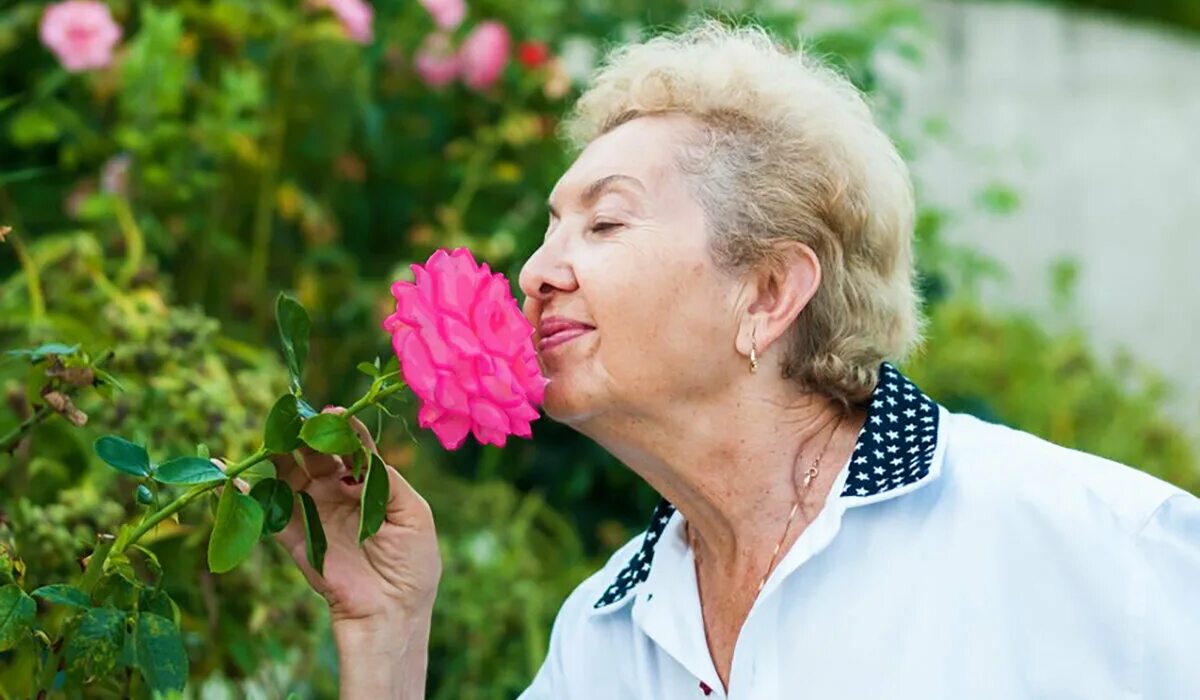 Пах женщины после 60 лет. Бабуля с цветами. Букет для пожилой женщины. Немолодая женщина цветы. Бабушка с пучком.