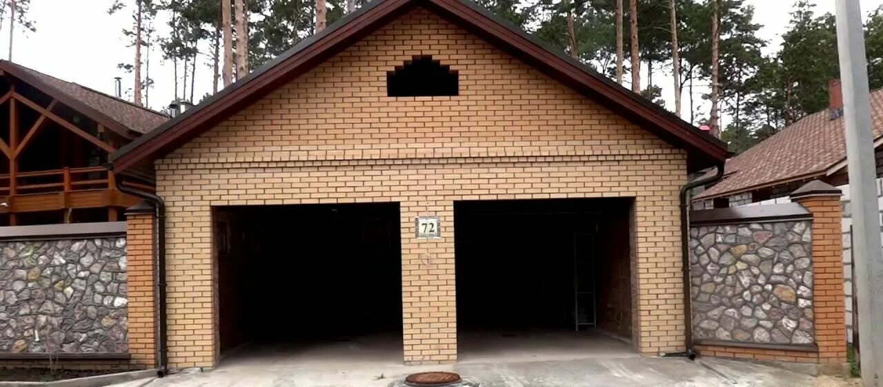 Гараж совмещенный с забором. Стильный гараж из кирпича. Гараж в заборе. Дом с гаражом. Гараж рядом с домом.