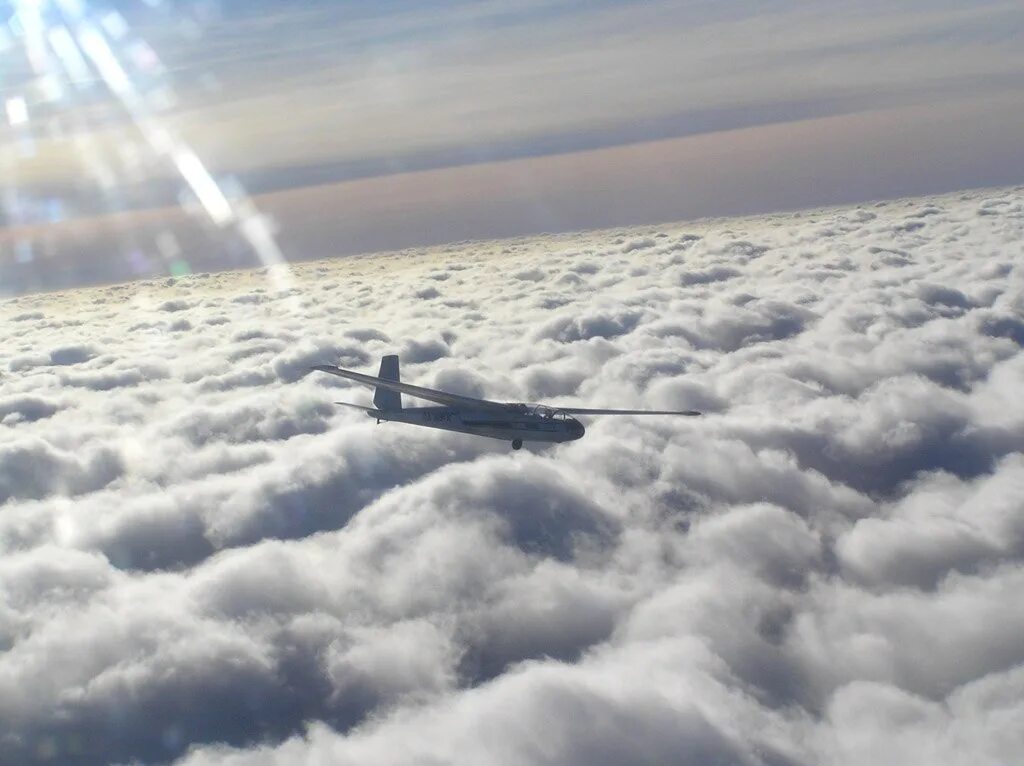 Выше облаков лечу. Самолет над облаками. Огромное небо. Самолет выше облаков. Огромный самолет в небе.