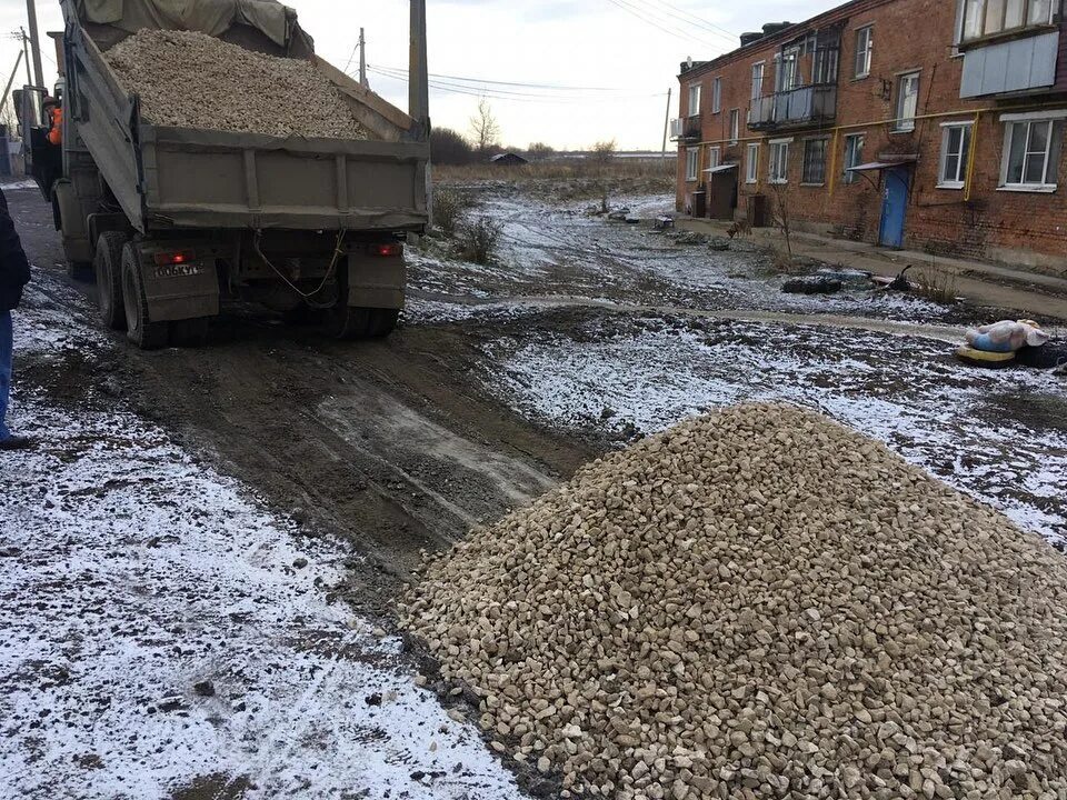 Село щебень. Щебень дорога. Отсыпка дорог щебнем. Отсыпка дороги щебнем. Дорога гравий.