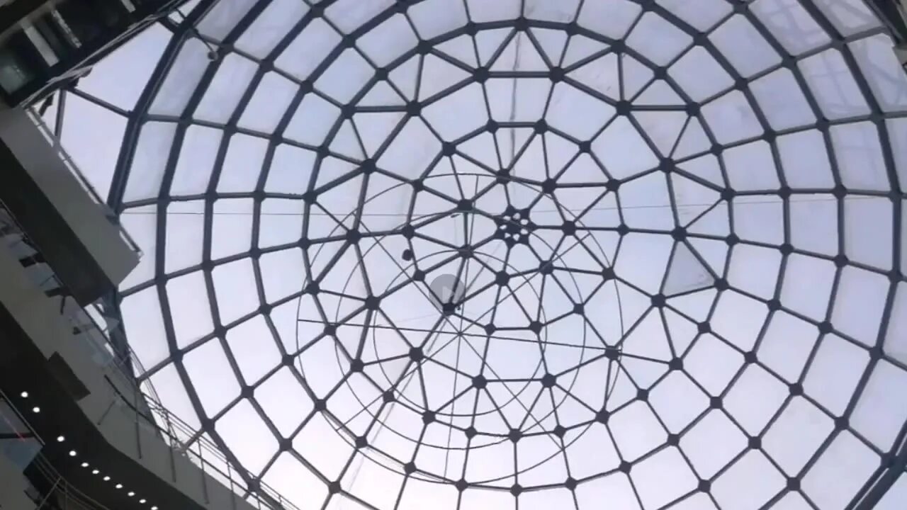 Металлический купол. Купольные здания многоэтажные. купол стеклянный каркас. здания с металлическим куполом.