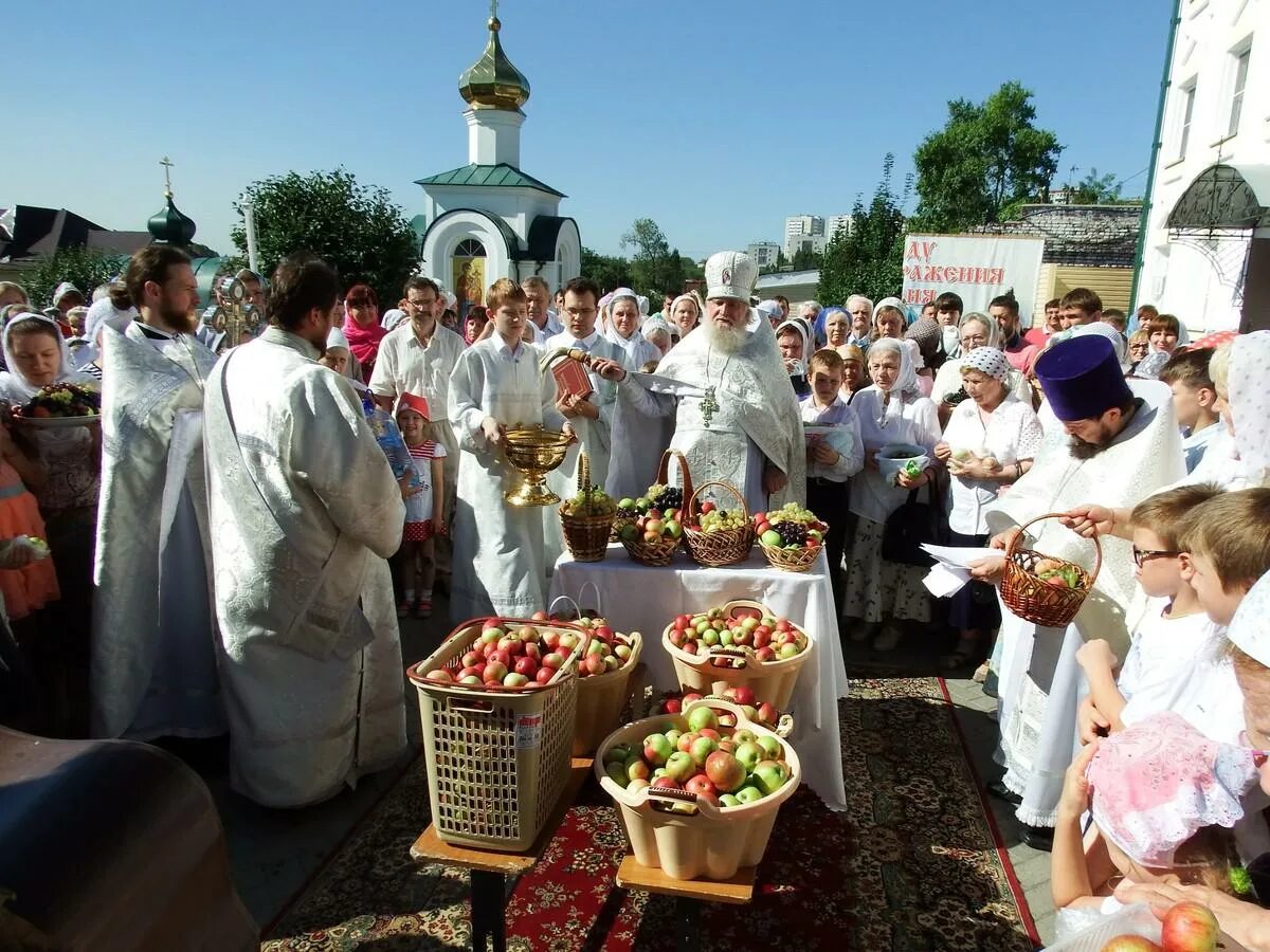 Яблочный спас. Яблочный спас на Руси. С преображением и яблочным Спасом. Три Спаса в августе.