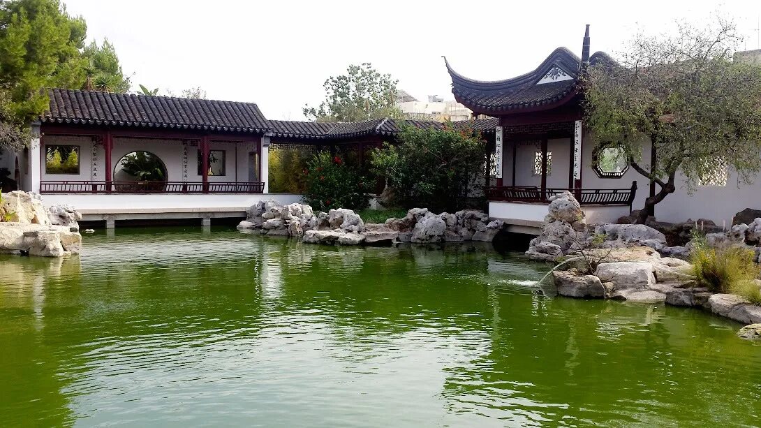 макото синкай и хаяо миядзаки. китайский монах даос. скамейка в саду. сад безмятежности. ландшафт сада пейзажный стиль.