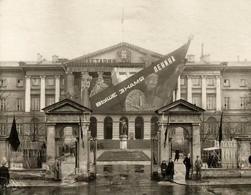 Смольный 1917. Смольный петроград 1917. смольный институт революция 1917. смольный дворец в петрограде. смольный штаб революции в санкт-петербурге.