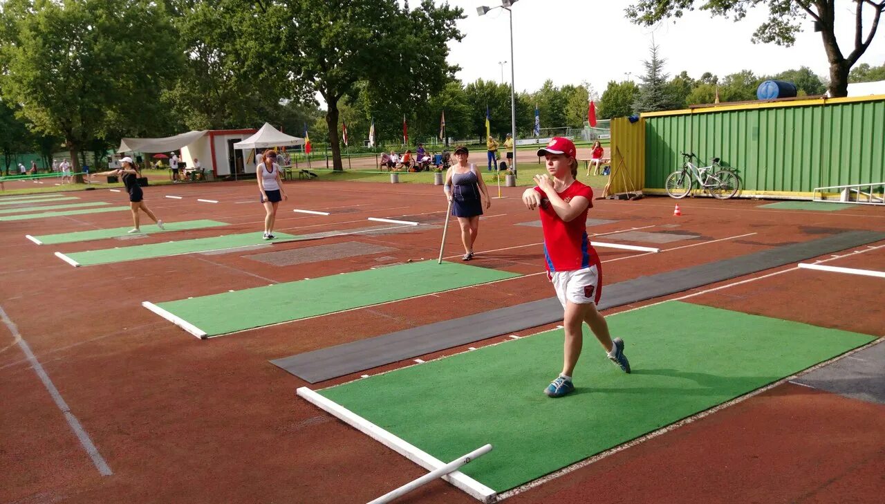 Городошный спорт. Спортивные городки. Спортивная игра городки. Площадка для городошного спорта. Городки в помещении