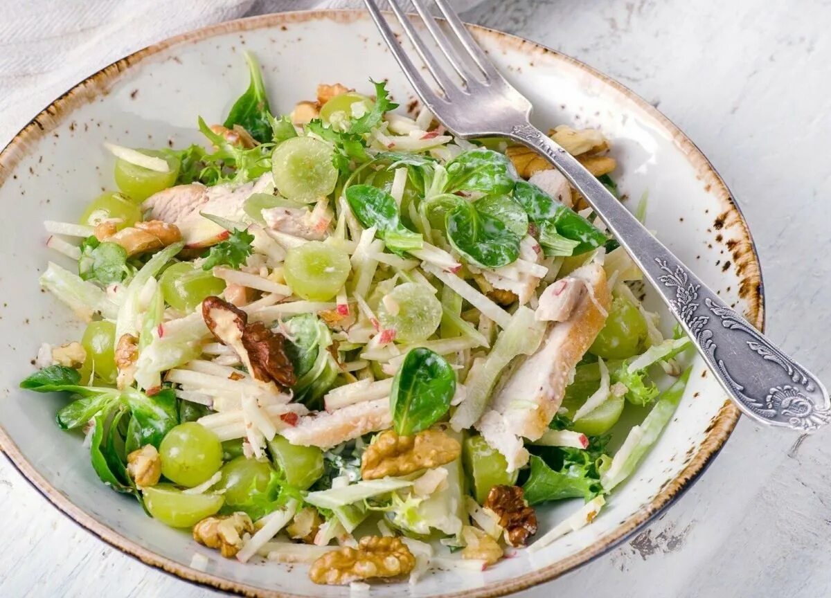 Салат из курицы с сельдереем. Салат с сельдереем и куриной грудкой и яблоками. салат с курицей и сельдереем. салат с сельдереем и яблоком и курицей. салат с сельдереем черешковым.