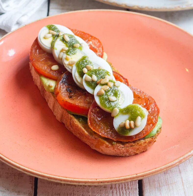 пашот с авокадо. авокадо яйцо помидор. авокадо яйцо помидор. бутерброд с авокадо и яйцом. кето салат из авокадо.