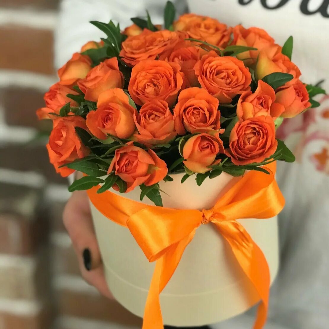 Оранжевые розы к чему. Оранжевые кустовые розы. Кустовые розы желто оранжевые.