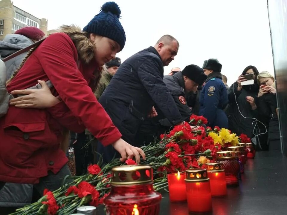 Вечная память погибшим на пожаре. Свеча памяти и скорби зимняя вишня. Возложение цветов в честь погибших в зимней вишни. Зимняя вишня скорбь. Будет ли траур по погибшим в крокусе