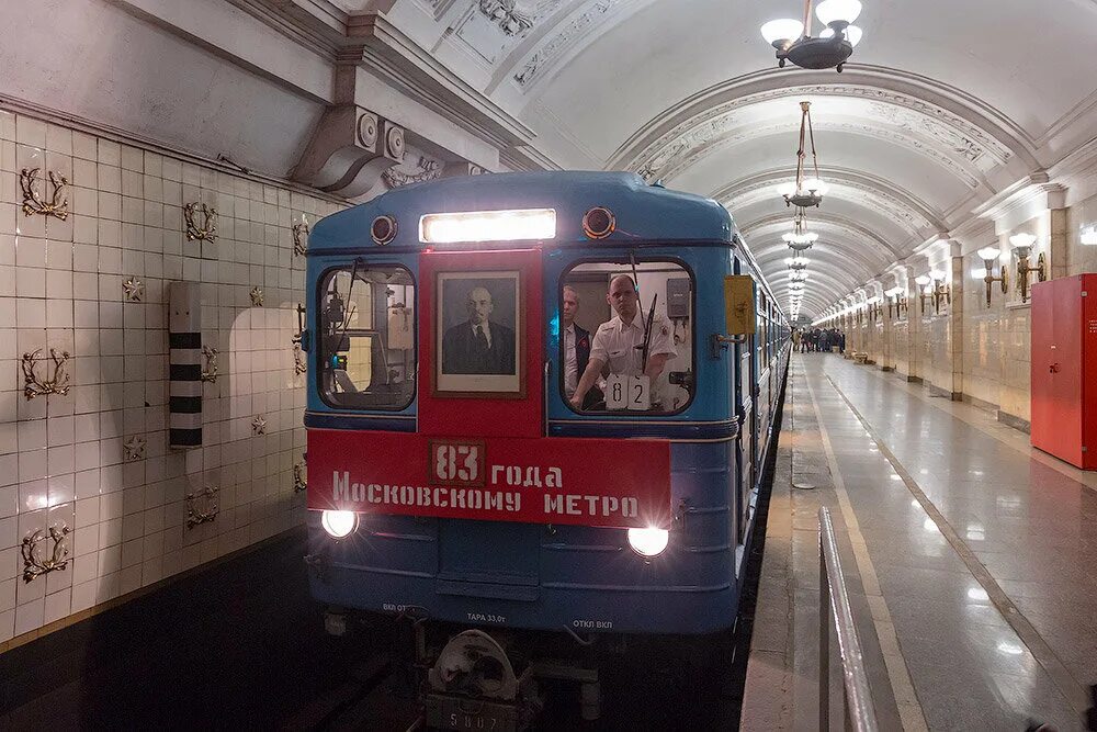 Поезд метро кольцевой. 81-717.5А ретропоезд. Еж3 парад поездов. Московский метрополитен еж3. Ретропоезд метро Москва.