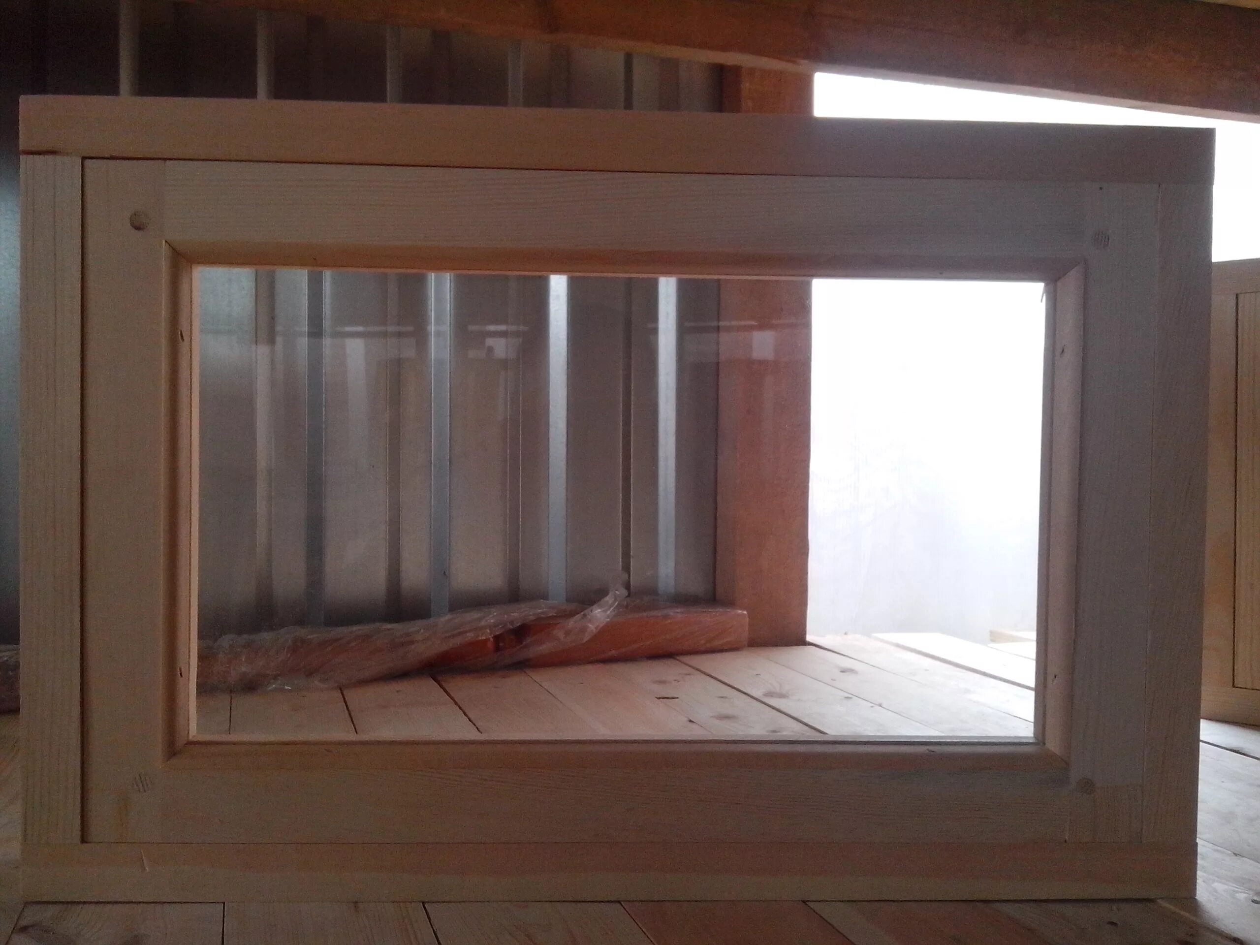 монтаж пластиковых окон. утеплить раму деревянного окна. деревянные окна. установщик пластиковых окон. современные деревянные окна.