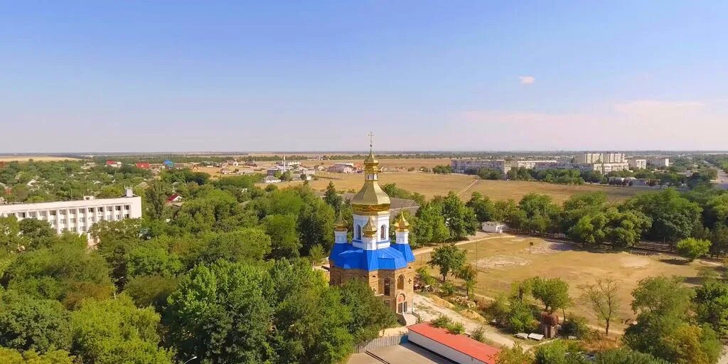 Крым п красногвардейское. Пгт Красногвардейское Крым. Храм Казанской Божьей матери Красногвардейское Крым. Памятники в Красногвардейском районе Крым. Церковь пгт Красногвардейское Крым.