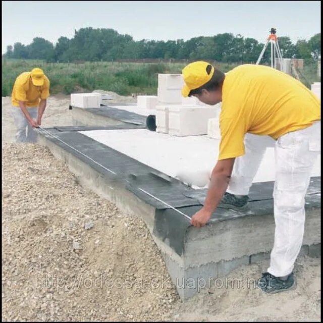 у-блок газобетон фундамент. первый ряд газобетона на фундамент. первый ряд газобетона на фундамент. укладка первого ряда газобетонных блоков на фундамент. первый ряд блока на фундамент.