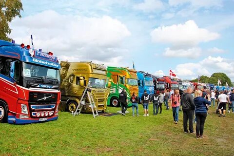 В автопарке грузовых автомобилей в 7