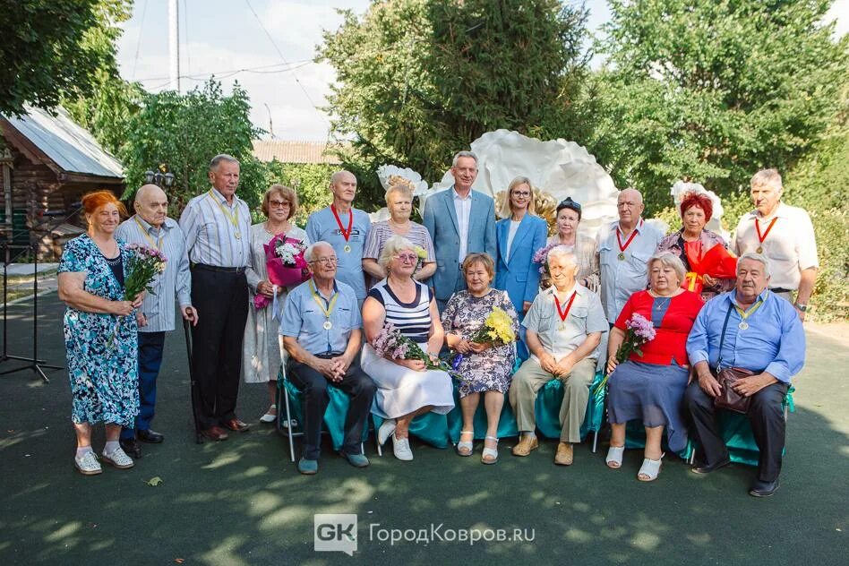 Подслушано ковров происшествия. Бриллиантовая свадьба Редькиных. Свадьба ковров. Чествование супружеских пар 50-летие совместной жизни Абатский район. Город ковров подслушано