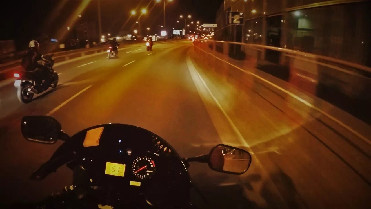 Ехать на полной скорости. Мотоцикл скорость ночь. Едет на мотоцикле по ночному городу. Мотоцикл ночь трасса. Мотоцикл ночью от первого лица.