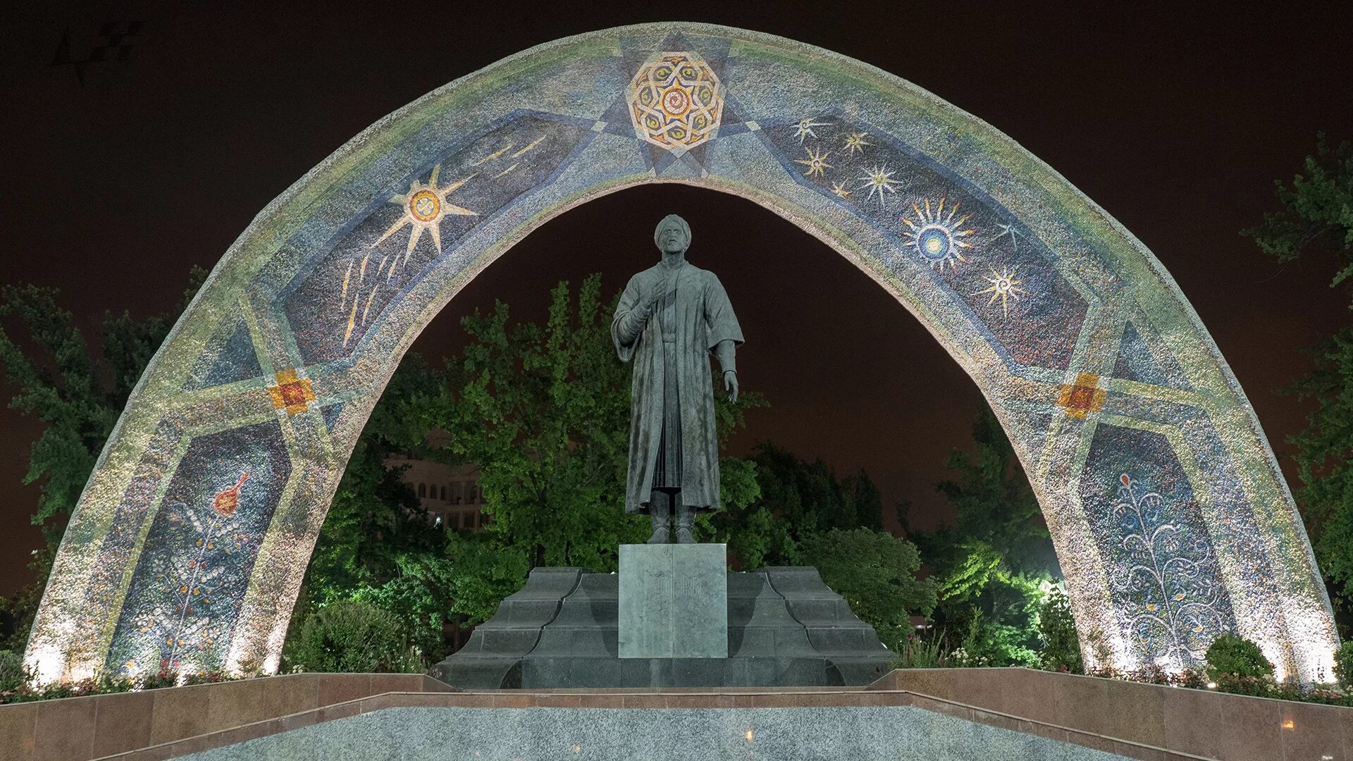 Тараз фото. Авиценна памятник. Памятник АВИЦЕННЕ В Душанбе. Памирская мечеть в Душанбе. Тараз достопримечательности.