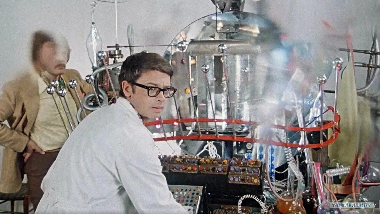 шурик иван васильевич. иван васильевич меняет профессию машина времени. машина времени изобретение. машина времени изобретение. машина времени в фильме иван васильевич меняет профессию.
