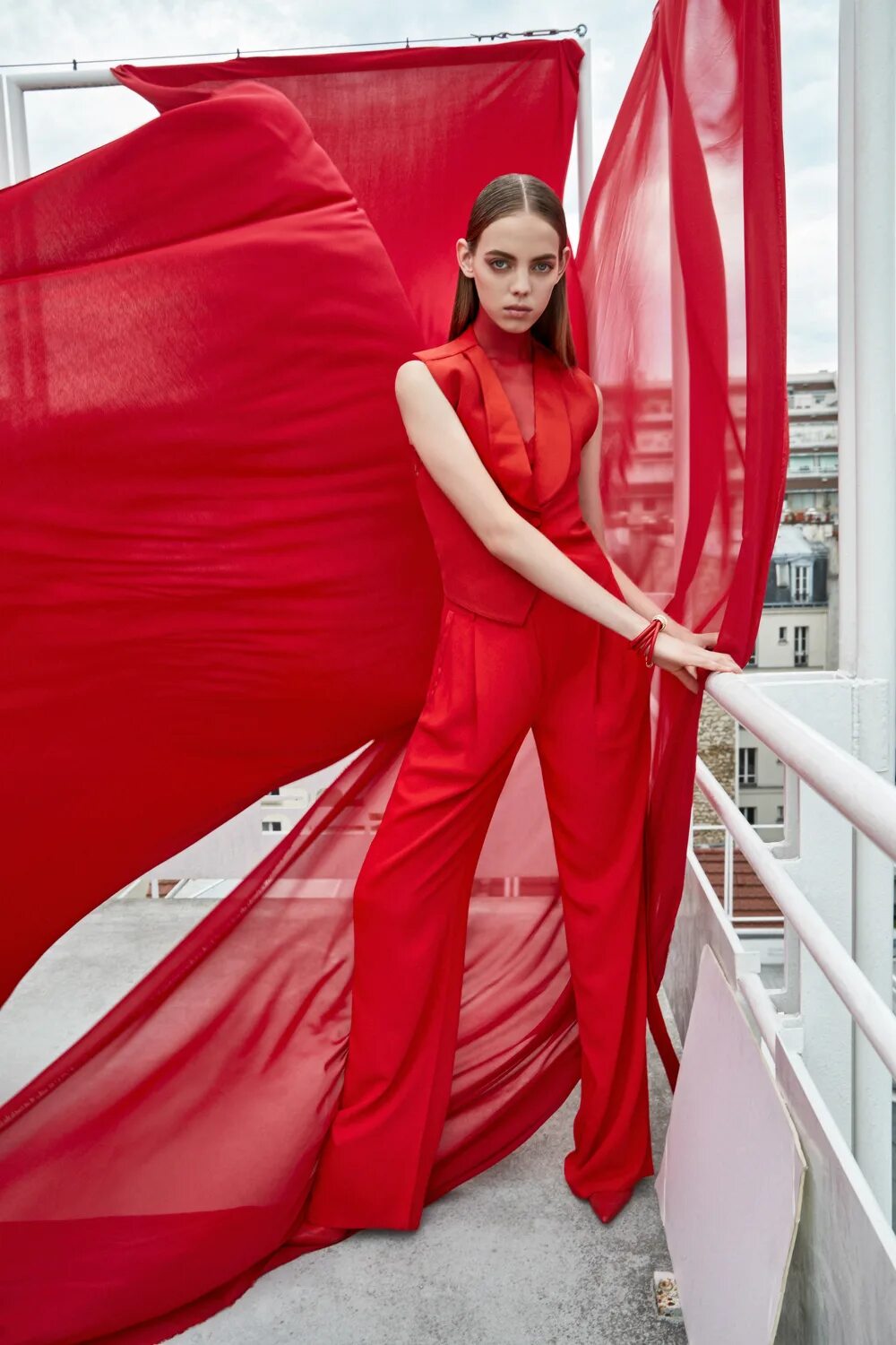 Образ тотал ред. Красный цвет в моде. L’officiel красные идут. Фотосессия тотал ред. Тотал красный фэшн фото.