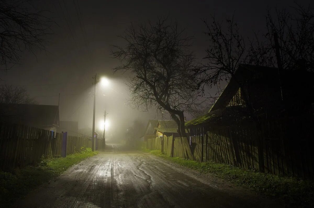 В темное время суток и в пасмурную. Ночь в деревне. Дорога в деревне ночью. Ночная деревня. Темная улица в деревне.