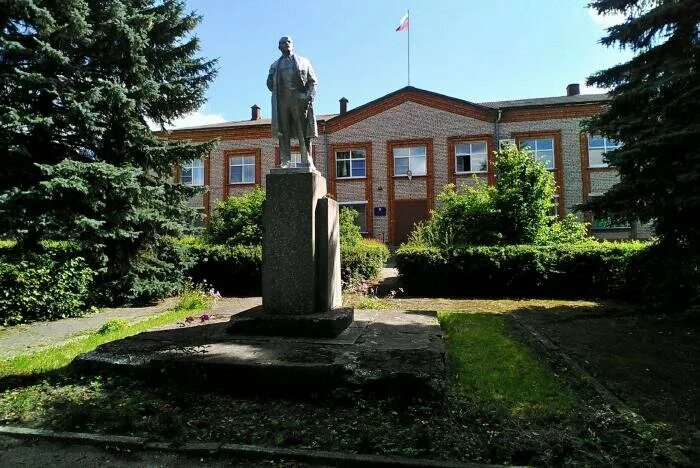 Говорит новоржев. Новоржев Псковская область. Новоржев памятник в.и.Ленину. Церковь Новоржев. Памятник Ленина в г.Новоржев.