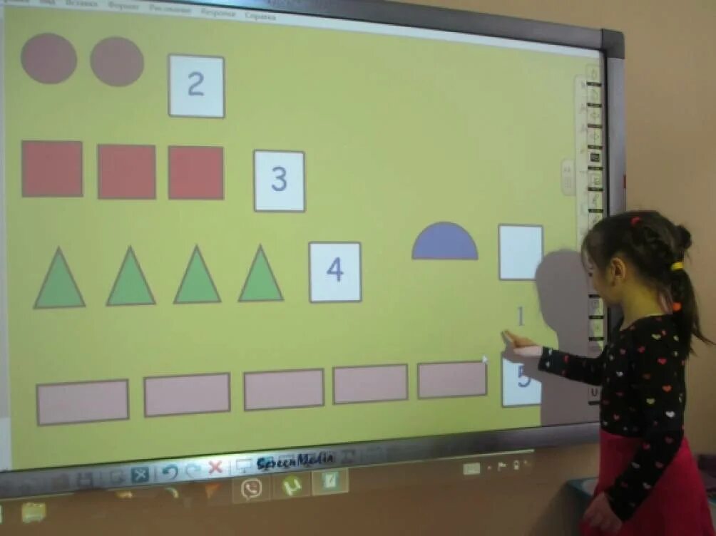 Игры математика доска. Интерактивная доска в детском саду. Интерактивная доска в ДОУ. Дети в детском саду у интерактивной доски. Занятия на интерактивной доске в детском саду.