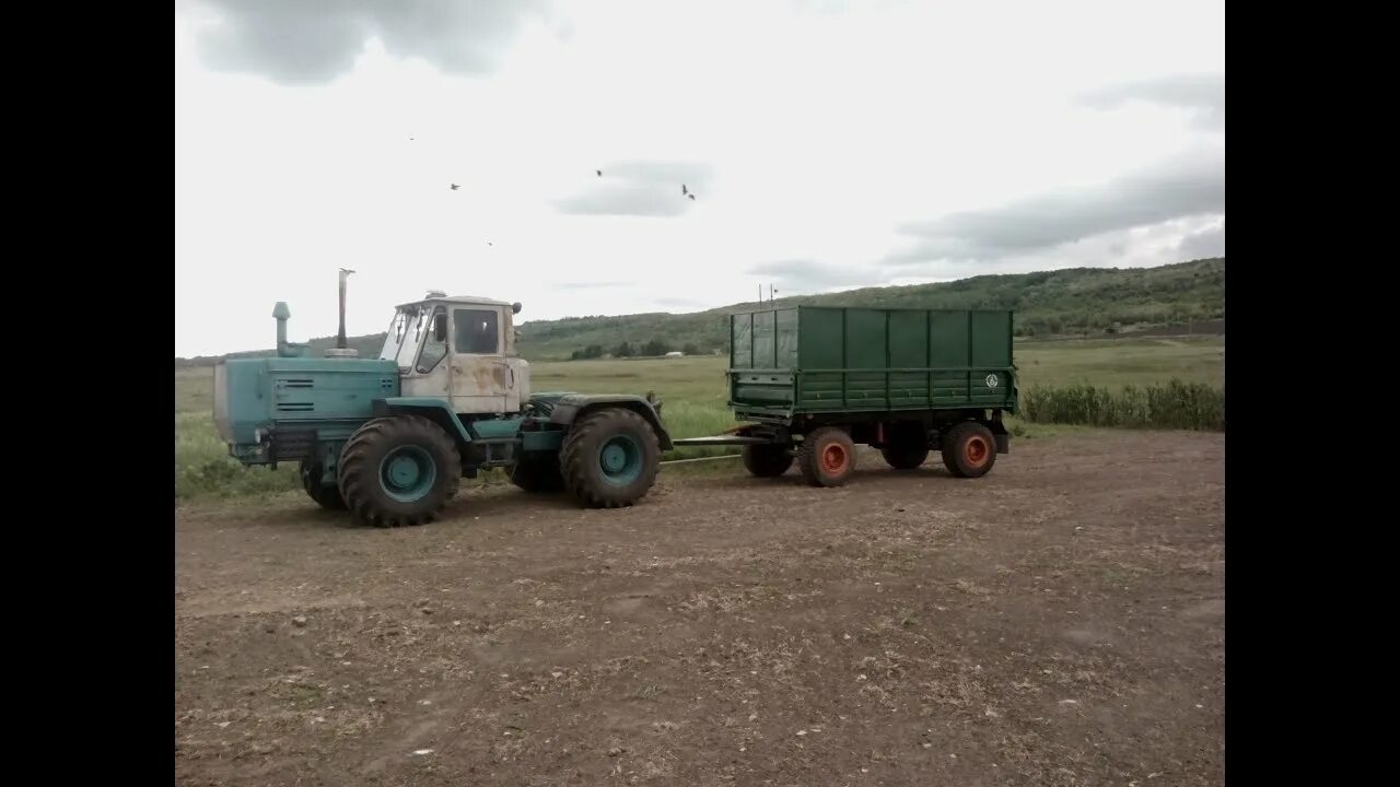 Трактор т 150 видео. Трактор т 150 с телегой. трактор т150 с тралом. трактор т 150 к с бочкой мжт. советский трактор т 150.